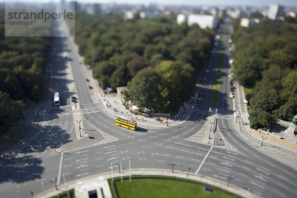 Berliner Stadtbild des Tiergartens  Deutschland  Kippschaltung