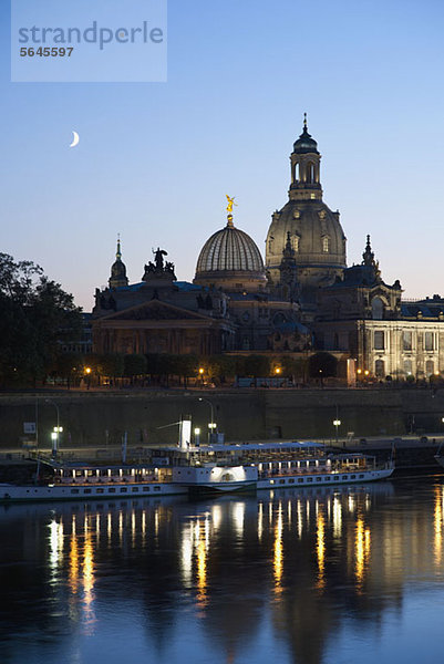 Ein Ausflugsschiff auf dem Elbufer von Dresden  Deutschland