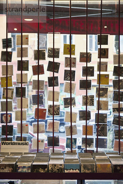Schaufensterdekoration von hängenden CDs in einem Plattenladen