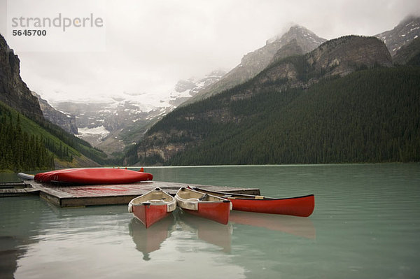 Kanus auf dem Lake Louise  Banff Nationalpark  Alberta  Kanada