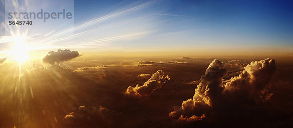Sonnenaufgang auf Wolken  Luftaufnahme