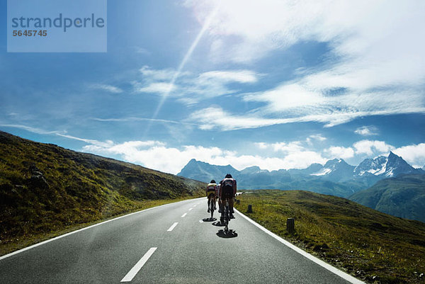 Radfahrer auf einer Bergstraße  Tirol  Österreich