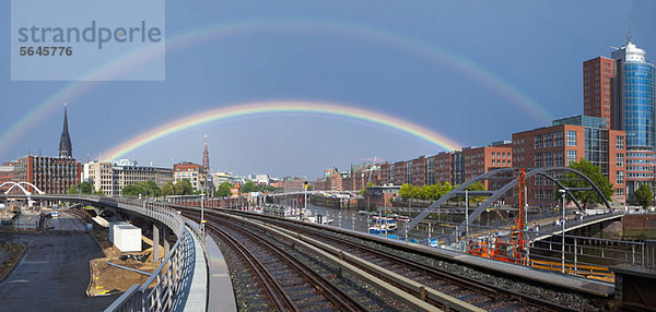 Ein doppelter Regenbogen über der Stadt Hamburg  Deutschland