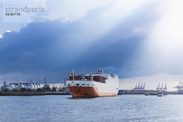 Ein Frachtschiff verlässt den Hamburger Hafen