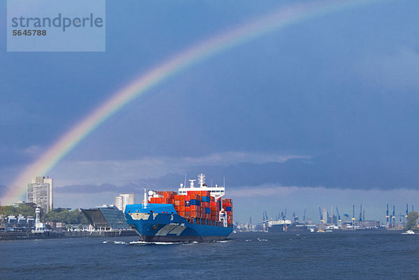 Ein Regenbogen über einem Schiffscontainer im Hamburger Hafen