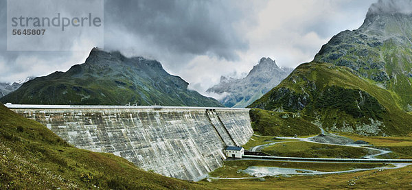 Ein Staudamm zwischen den Bergen von Tirol  Österreich