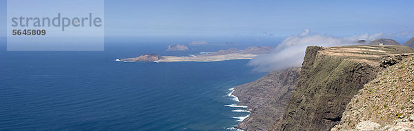 Blick auf die Insel La Graciosa von den Klippen von Lanzarote  Spanien