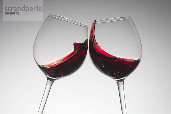 Toasting mit zwei Gläsern Rotwein