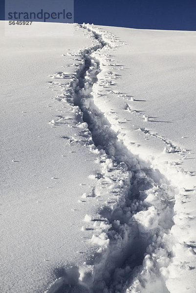 Menschliche Spur auf Schnee