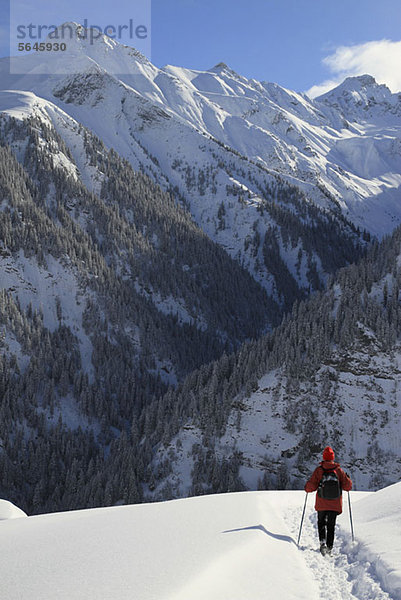 Person beim Wandern auf verschneiten Bergen