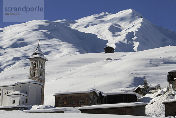 Kirche und Dorf in den Bergen