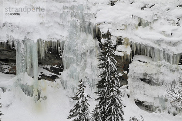 Gefrorene Wasserfälle und Eiszapfen am Berghang