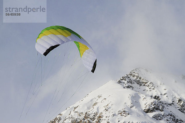 Gleitschirmfliegen über den Berg