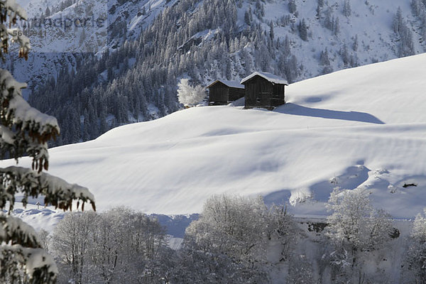 Zwei Winterhütten am Berg