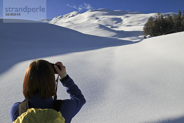Tourist fotografiert Schneelandschaft