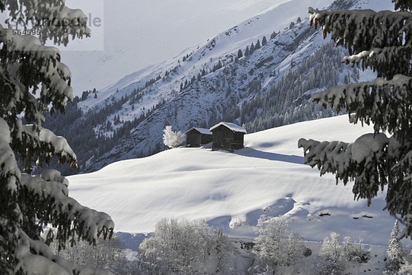 Zwei Winterhütten am Berg