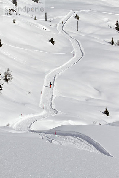 Gebogener Schneepfad über Hügel