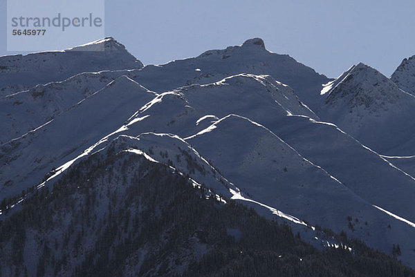 Schneebedeckte Bergkette