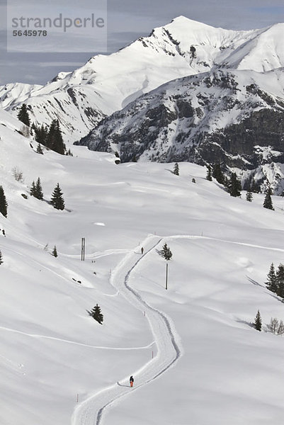 Schneepfad und Bergkette im Hintergrund