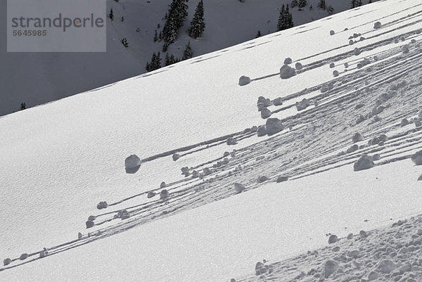 Kleine Lawinen auf den schneebedeckten Hängen