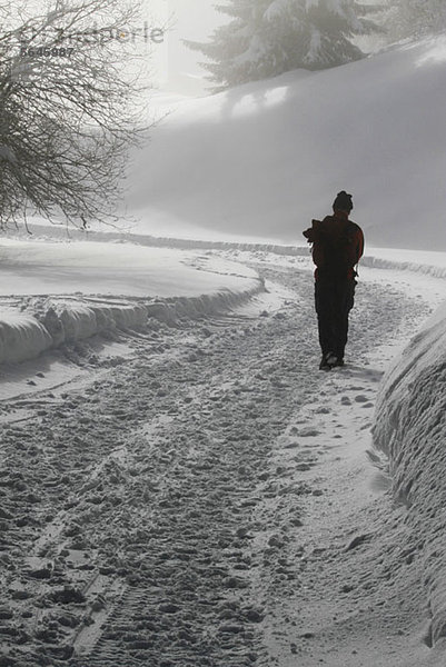 Einsamer Wanderer auf dem Schneepfad