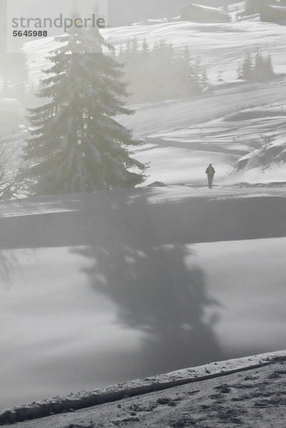 Einsamer Mann auf verschneiter Landschaft
