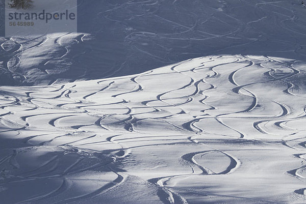 Abstraktes Muster der Skilinien auf der Piste