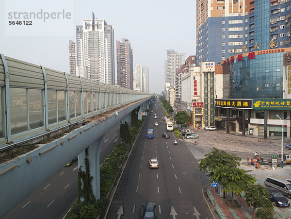 Mehrspurige Einbahnstraße und Skyline  Xiamen  China