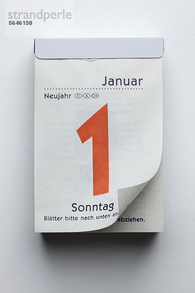 Ein deutscher Tageskalender mit Neujahrskalender und eingerollter Seitenecke