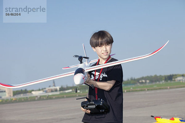 Junge mit Modellflugzeug auf dem verlassenen Flugplatz am Flughafen Tempelhof  Berlin