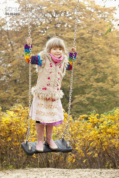 Mädchen auf Schaukel im Park