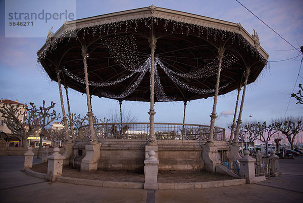 Ein klassischer Pavillon mit Lichterketten geschmückt