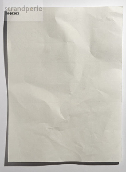 Ein zerknittertes Blatt Papier