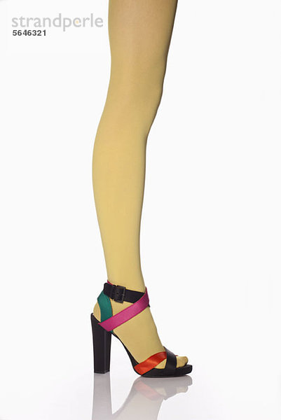 Seitenansicht einer Frau in gelber Strumpfhose und High Heels  tiefer Schnitt