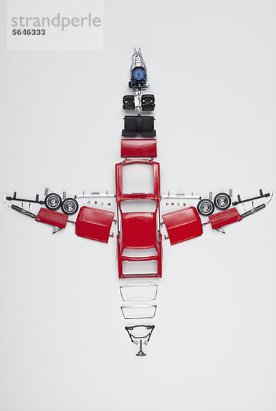 In Form eines Flugzeuges angeordnete Teile eines Modellautos