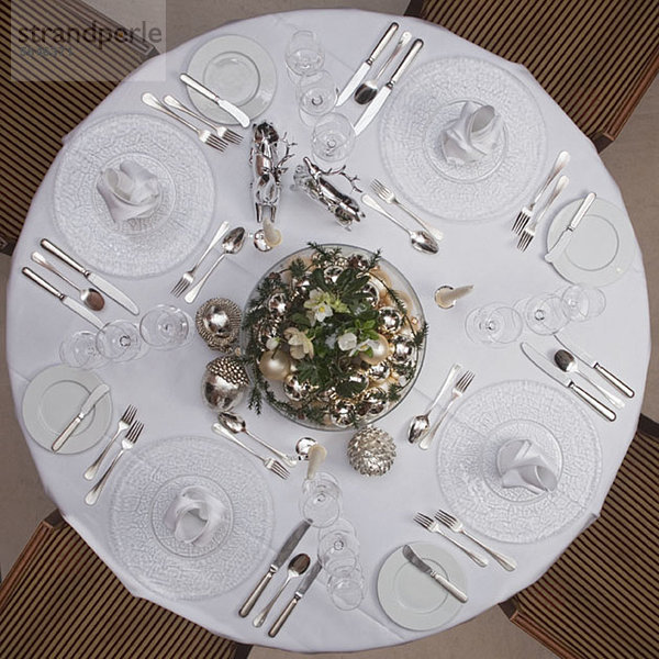 Ein Tisch für ein formelles Abendessen für vier Personen.