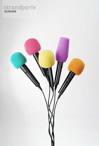 Verschiedene farbige Mikrofone