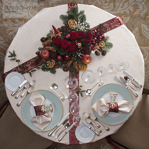 Ein gedeckter Tisch für ein Weihnachtsessen zu zweit