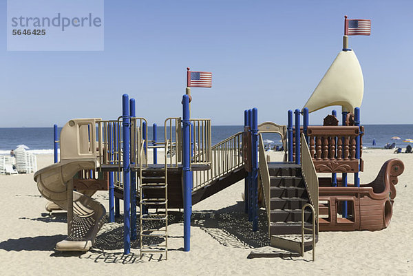 Ein Spielplatz  der wie ein Schiff am Virginia Beach  Virginia  USA  aussieht.