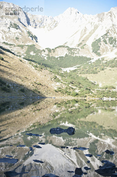 Blick auf Berge und See  Mittenwald  Deutschland