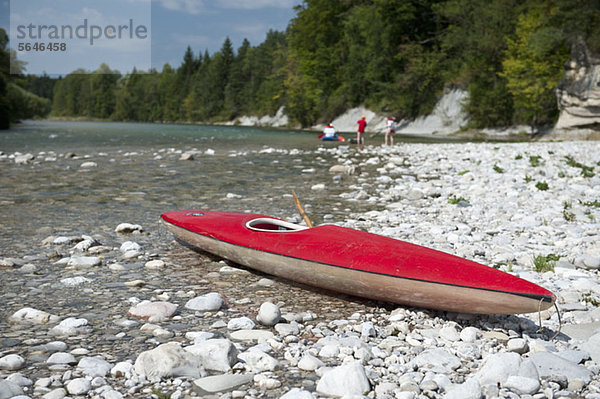 Ein Kajak an einem felsigen Strand