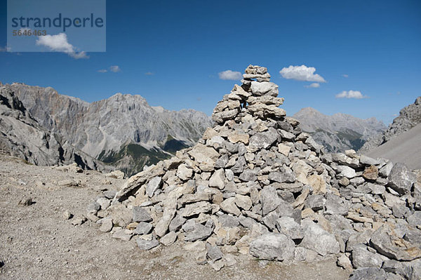 Ein großer Steinhaufen im Wettersteingebirge  Österreich
