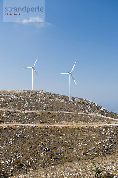 Zwei Windkraftanlagen auf einem Hügel  Rhodos  Griechenland