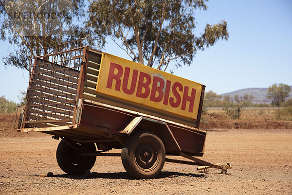 Ein Fahrzeuganhänger mit dem Wort Müll .