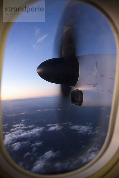 Beweglicher Flugzeugpropeller durch das Flugzeugfenster gesehen