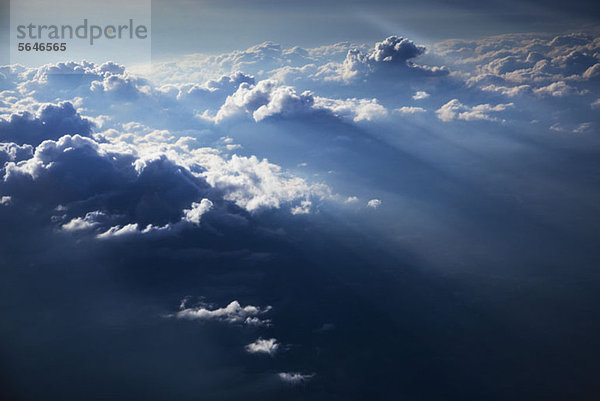 Sonnenstrahlen auf einer Wolkenlandschaft