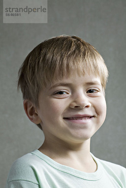 Porträt des lächelnden Jungen