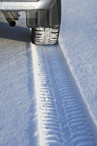 Reifenspur auf Schnee