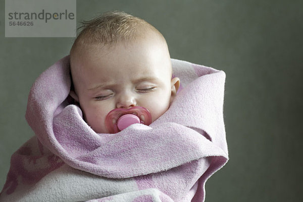 Baby Mädchen in Handtuch gewickelt