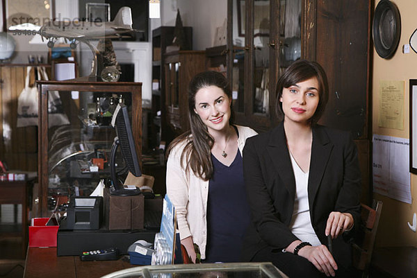 Zwei Frauen in einem Antiquitätenladen
